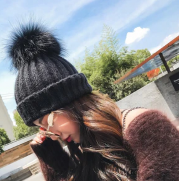 Topi beanie dengan pom-pom besar